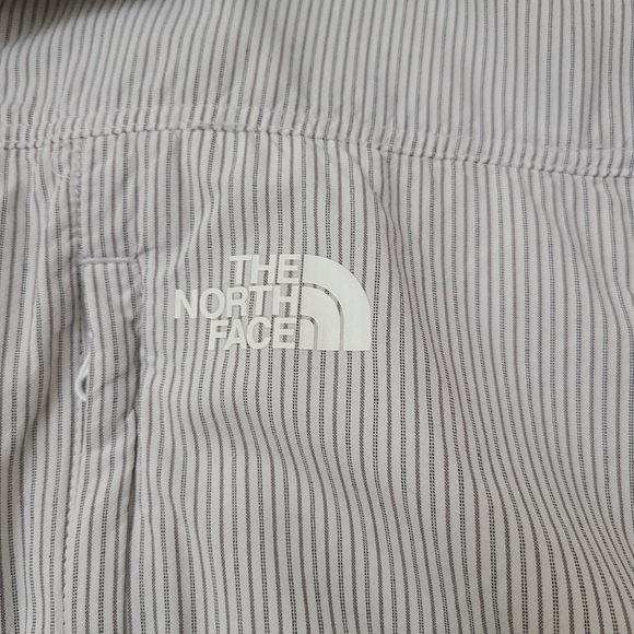 THE North Face pinstripes button-down long-sleeve relaxed fit shirt, M (PTP 20") - Picture 4 of 15